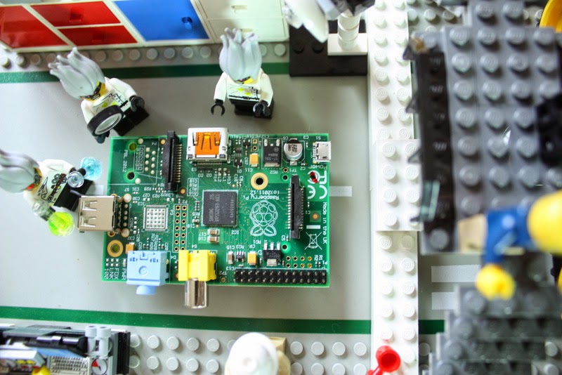 Der Raspberry Pi Model A - drei verrückte Entwickler bei ihrer Arbeit im Labor